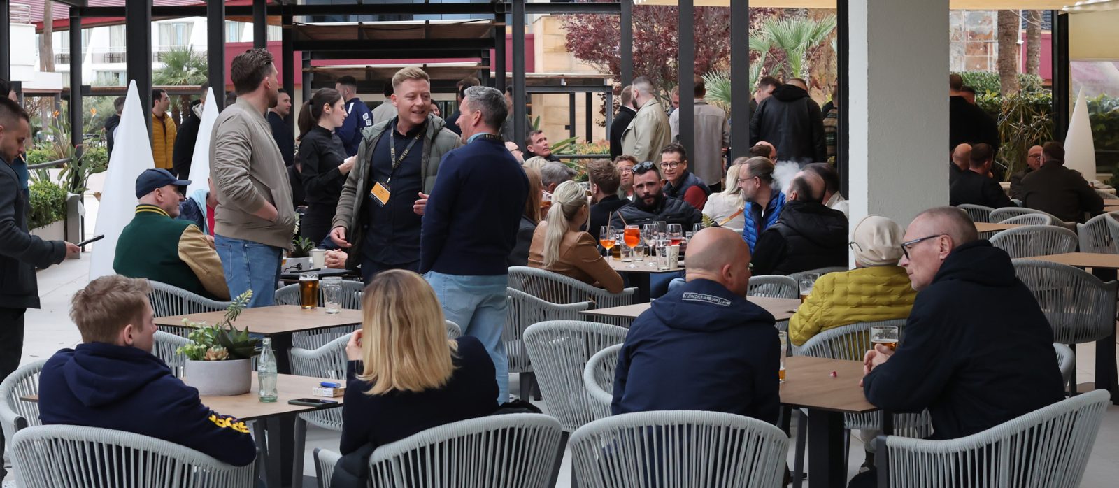 Networking auf der Terrasse bei MEET THE TOP